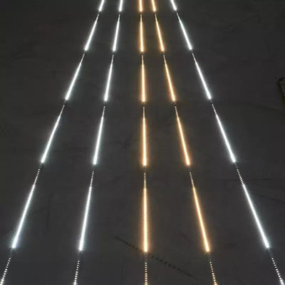 Les bandes de chasse blanches flexibles d'eau courante de la course de chevaux smd2835 des lumières clignotantes 24V de bande de LED ont mené léger